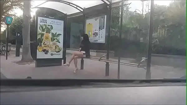 Νέος σωλήνας τροφοδοσίας bitch at a bus stop
