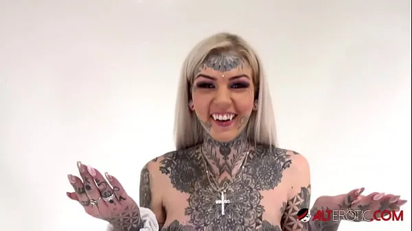 Tattooed Amber Luke rides the tremor for the first time Ống điện mới