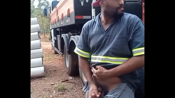 Nowa lampa zasilająca Worker Masturbating on Construction Site Hidden Behind the Company Truck